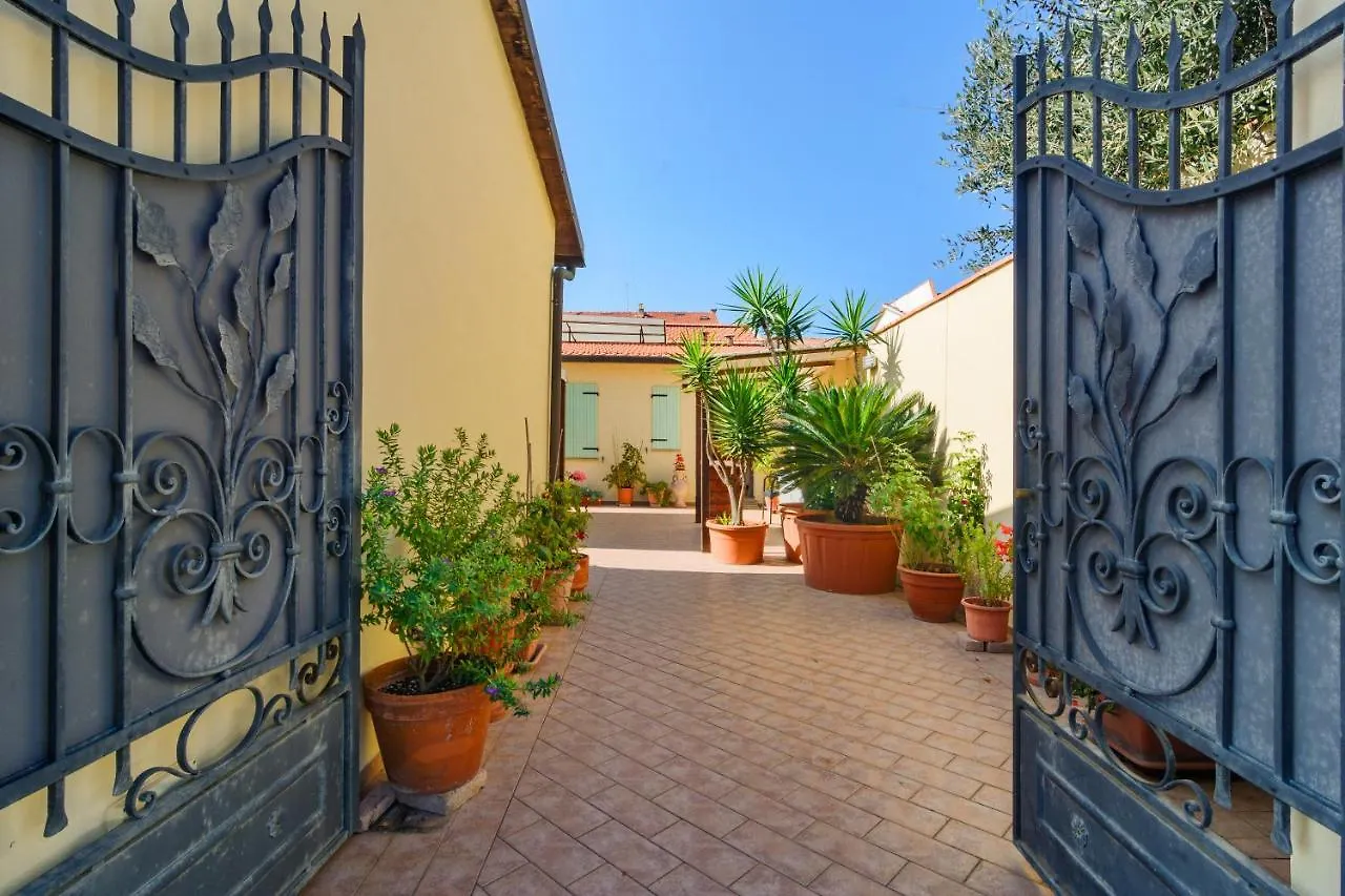 La Papaya Hotel Marina Di Pisa Guest house